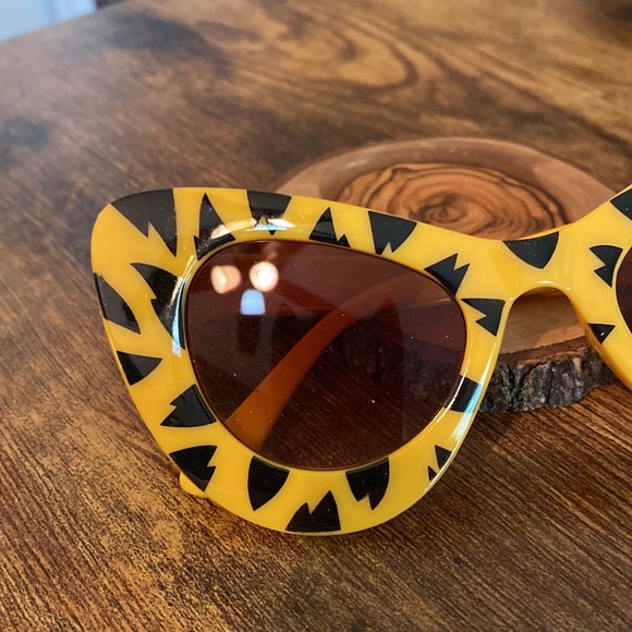 Plastic leopard print cat eye sunglasses 🐆☀️ - Picture 2 of 3